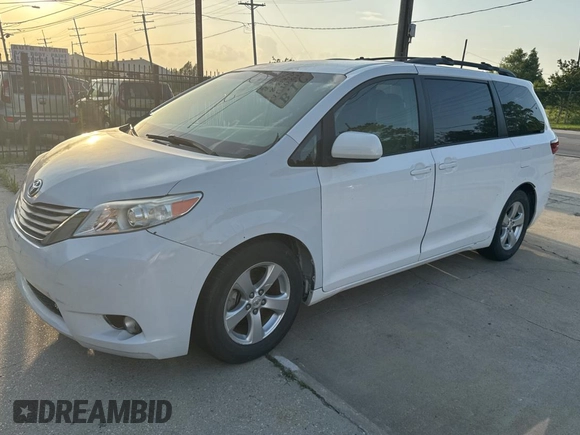 2015 Toyota Sienna LE AAS z VIN 5TDKK3DC5FS679407, wystawiony jako Copart lot #60572255 z przebiegiem 71 303 mil mil oraz Szkoda całkowita • Salvage title. Historia ofert i sprzedaży dostępna na DreamBid. Obrazek 2.