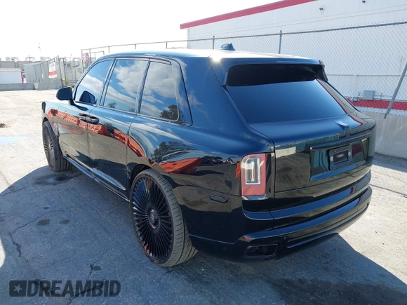 2021 Rolls-Royce Cullinan z VIN SLATV4C0XMU208037, wystawiony jako IAAI lot #41402539 z przebiegiem 27 057 mil mil oraz . Historia ofert i sprzedaży dostępna na DreamBid. Obrazek 3.
