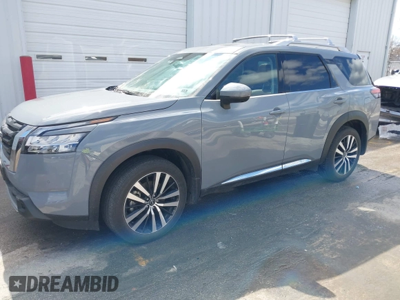2023 Nissan Pathfinder Platinum с VIN 5N1DR3DK0PC207125, выставлен на аукционе IAAI как лот 41848785 с пробегом 22 068 миль миль и . История ставок и продаж доступна на DreamBid. Изображение 18.