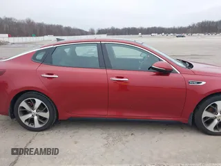 2017 Kia Optima SX z VIN 5XXGW4L24HG141844, wystawiony jako IAAI lot #41425880 z przebiegiem 137 056 mil mil oraz . Historia ofert i sprzedaży dostępna na DreamBid. Obrazek 13.