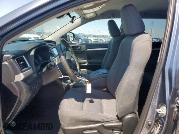 2019 Toyota Highlander LE z VIN 5TDZZRFH0KS324788, wystawiony jako Copart lot #56583055 z przebiegiem 167 001 mil mil oraz Szkoda całkowita • Salvage title. Historia ofert i sprzedaży dostępna na DreamBid. Obrazek 7.