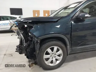 2013 Kia Sorento LX z VIN 5XYKT4A61DG371260, wystawiony jako IAAI lot #42045122 z przebiegiem 120 707 mil mil oraz . Historia ofert i sprzedaży dostępna na DreamBid. Obrazek 6.
