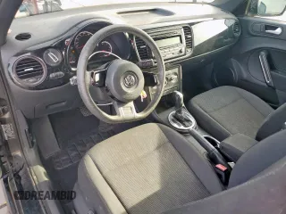 2014 Volkswagen Beetle Entry z VIN 3VWF17AT4EM641582, wystawiony jako Copart lot #50631035 z przebiegiem 121 461 mil mil oraz Szkoda całkowita • Salvage title. Historia ofert i sprzedaży dostępna na DreamBid. Obrazek 8.