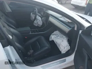 2018 Tesla Model 3 Long Range Battery z VIN 5YJ3E1EB4JF067895, wystawiony jako IAAI lot #41280101 z przebiegiem Nie podano mil oraz . Historia ofert i sprzedaży dostępna na DreamBid. Obrazek 5.