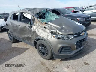 2021 Chevrolet Trax LS z VIN KL7CJKSB5MB307403, wystawiony jako IAAI lot #42060496 z przebiegiem 68 214 mil mil oraz . Historia ofert i sprzedaży dostępna na DreamBid. Obrazek 1.