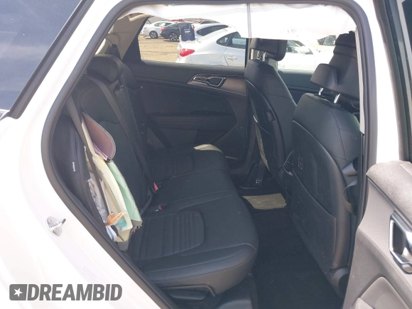 2025 Kia Sportage SX-Prestige z VIN 5XYK53DF8SG295372, wystawiony jako IAAI lot #42279567 z przebiegiem 1 367 mil mil oraz . Historia ofert i sprzedaży dostępna na DreamBid. Obrazek 8.