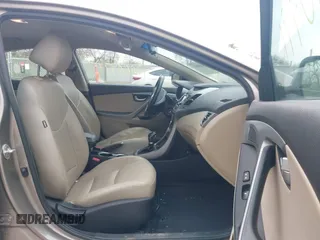2015 Hyundai Elantra SE z VIN 5NPDH4AE5FH570745, wystawiony jako IAAI lot #42000971 z przebiegiem 136 636 mil mil oraz . Historia ofert i sprzedaży dostępna na DreamBid. Obrazek 5.