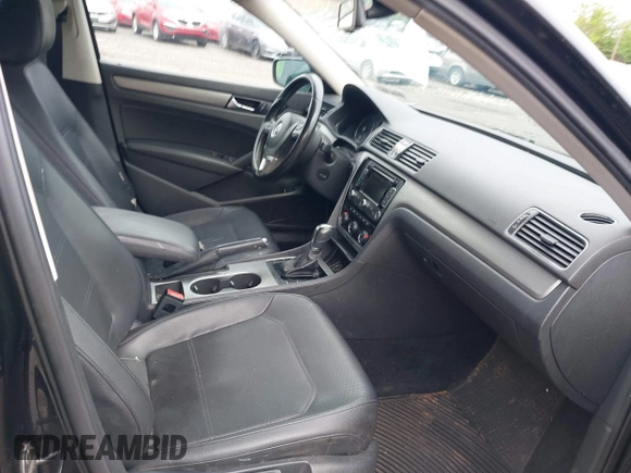 2014 Volkswagen Passat SE z VIN 1VWBT7A38EC037432, wystawiony jako IAAI lot #42347247 z przebiegiem 138 883 mil mil oraz . Historia ofert i sprzedaży dostępna na DreamBid. Obrazek 5.