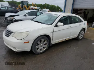 2010 Chrysler Sebring Limited z VIN 1C3CC5FV8AN110632, wystawiony jako Copart lot #57552935 z przebiegiem 208 241 mil mil oraz Szkody całkowita. Historia ofert i sprzedaży dostępna na DreamBid. Obrazek 1.