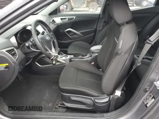 2013 Hyundai Veloster w/Red Int z VIN KMHTC6AD4DU088649, wystawiony jako Copart lot #58329295 z przebiegiem 174 798 mil mil oraz Czysty tytuł • Clean title. Historia ofert i sprzedaży dostępna na DreamBid. Obrazek 7.