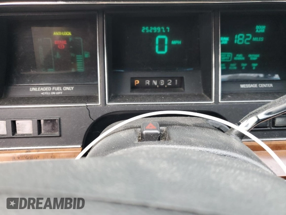 1994 Lincoln Town Car Signature z VIN 1LNLM82W6RY705395, wystawiony jako Copart lot #82490554 z przebiegiem 252 997 mil mil oraz Szkoda całkowita • Salvage title. Historia ofert i sprzedaży dostępna na DreamBid. Obrazek 9.