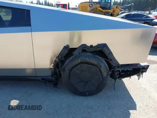 2024 Tesla Cybertruck Cyberbeast z VIN 7G2CEHEE1RA036094, wystawiony jako IAAI lot #42047976 z przebiegiem 13 mil mil oraz . Historia ofert i sprzedaży dostępna na DreamBid. Obrazek 6.