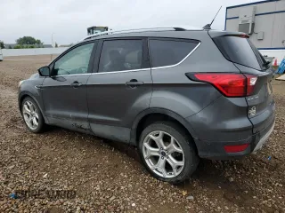 2019 Ford Escape Titanium z VIN 1FMCU9J99KUC31182, wystawiony jako Copart lot #60972815 z przebiegiem 94 464 mil mil oraz Szkoda całkowita • Salvage title. Historia ofert i sprzedaży dostępna na DreamBid. Obrazek 2.
