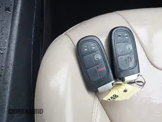 2017 Jeep Cherokee High Altitude z VIN 1C4PJMDS2HW614796, wystawiony jako IAAI lot #42341592 z przebiegiem 97 301 mil mil oraz . Historia ofert i sprzedaży dostępna na DreamBid. Obrazek 11.