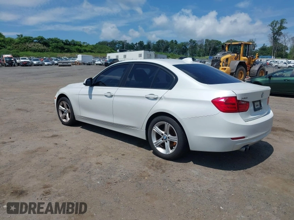 2013 BMW 3 Series 328i xDrive z VIN WBA3B3C56DF532787, wystawiony jako IAAI lot #42680965 z przebiegiem 152 352 mil mil oraz . Historia ofert i sprzedaży dostępna na DreamBid. Obrazek 3.