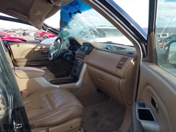 2004 Honda Pilot EX with VIN 2HKYF18624H620101, listed as a IAAI auction lot 41539583 with 196,158 mi miles. Bid and sale history available at carsss.com. Image 5.