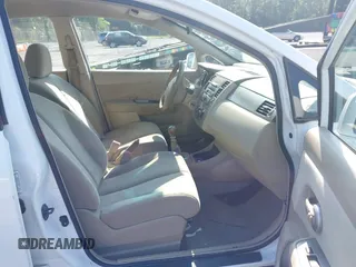 2011 Nissan Versa S z VIN 3N1BC1CPXBL457714, wystawiony jako IAAI lot #42456184 z przebiegiem 89 496 mil mil oraz . Historia ofert i sprzedaży dostępna na DreamBid. Obrazek 5.
