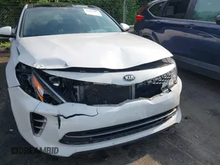 2017 Kia Optima SX z VIN 5XXGW4L26HG125516, wystawiony jako IAAI lot #42483007 z przebiegiem 152 400 mil mil oraz . Historia ofert i sprzedaży dostępna na DreamBid. Obrazek 6.