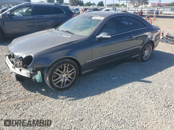 2009 Mercedes-Benz CLK 350 z VIN WDBTJ56H99F261060, wystawiony jako Copart lot #69812004 z przebiegiem 105 218 mil mil oraz Szkoda całkowita • Salvage title. Historia ofert i sprzedaży dostępna na DreamBid. Obrazek 1.