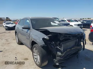 2020 Volkswagen Atlas SE z VIN 1V2YE2CA0LC217456, wystawiony jako IAAI lot #42027463 z przebiegiem 61 118 mil mil oraz . Historia ofert i sprzedaży dostępna na DreamBid. Obrazek 1.