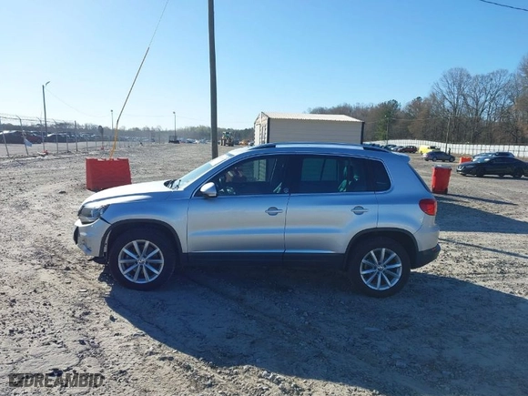 2017 Volkswagen Tiguan Wolfsburg Edition with VIN WVGSV7AX8HK009961, listed as a IAAI auction lot 41822883 with 70,911 mi miles. Bid and sale history available at carsss.com. Image 14.