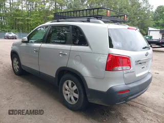 2013 Kia Sorento LX z VIN 5XYKT3A60DG338695, wystawiony jako IAAI lot #42252721 z przebiegiem 200 000 mil mil oraz . Historia ofert i sprzedaży dostępna na DreamBid. Obrazek 3.