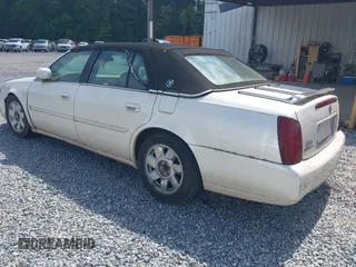 2000 Cadillac DeVille DTS z VIN 1G6KF5792YU216318, wystawiony jako IAAI lot #42134531 z przebiegiem 167 518 mil mil oraz . Historia ofert i sprzedaży dostępna na DreamBid. Obrazek 3.