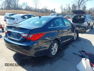 2013 Hyundai Sonata GLS z VIN 5NPEB4AC0DH664033, wystawiony jako IAAI lot #41700987 z przebiegiem 106 266 mil mil oraz . Historia ofert i sprzedaży dostępna na DreamBid. Obrazek 4.