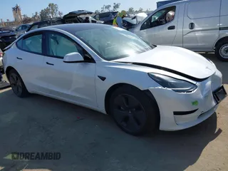 2023 Tesla Model 3 z VIN 5YJ3E1EA2PF465882, wystawiony jako IAAI lot #42257900 z przebiegiem 39 572 mil mil oraz . Historia ofert i sprzedaży dostępna na DreamBid. Obrazek 1.
