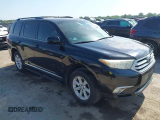 2013 Toyota Highlander z VIN 5TDZK3EH6DS127114, wystawiony jako IAAI lot #42253356 z przebiegiem 169 198 mil mil oraz . Historia ofert i sprzedaży dostępna na DreamBid. Obrazek 1.