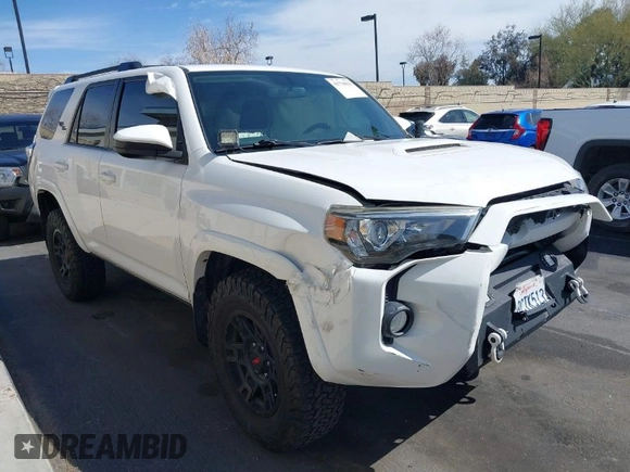 2018 Toyota 4Runner SR5 with VIN JTEBU5JR8J5543622, listed as a IAAI auction lot 41770031 with 101,272 mi miles. Bid and sale history available at carsss.com. Image 1.