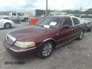 2003 Lincoln Town Car Cartier z VIN 1LNHM83W33Y631168, wystawiony jako IAAI lot #42333306 z przebiegiem 248 272 mil mil oraz . Historia ofert i sprzedaży dostępna na DreamBid. Obrazek 2.