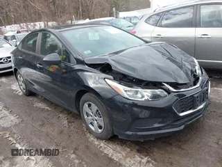 2017 Chevrolet Cruze LS z VIN 1G1BC5SM3H7138902, wystawiony jako IAAI lot #41546782 z przebiegiem 90 908 mil mil oraz . Historia ofert i sprzedaży dostępna na DreamBid. Obrazek 1.