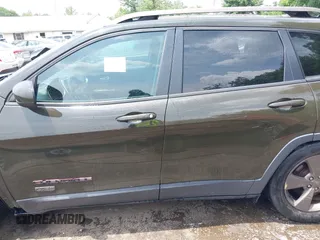 2016 Jeep Cherokee Latitude z VIN 1C4PJMCS3GW326575, wystawiony jako IAAI lot #42502217 z przebiegiem 76 805 mil mil oraz . Historia ofert i sprzedaży dostępna na DreamBid. Obrazek 14.