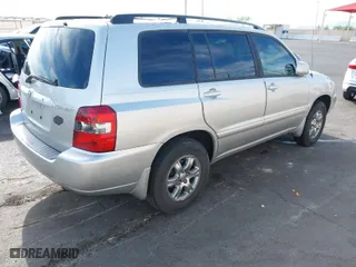 2005 Toyota Highlander with VIN JTEHD21A450038604, listed as a IAAI auction lot 42035075 with 232,282 mi miles. Bid and sale history available at carsss.com. Image 4.
