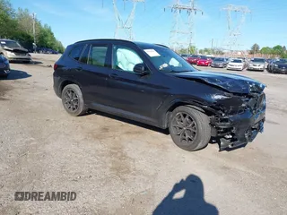 2024 BMW X3 xDrive30i z VIN 5UX53DP08R9V36583, wystawiony jako IAAI lot #42128986 z przebiegiem 9 mil mil oraz . Historia ofert i sprzedaży dostępna na DreamBid. Obrazek 1.