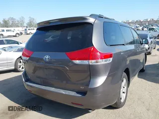 2012 Toyota Sienna LE AAS с VIN 5TDKK3DC4CS186443, выставлен на аукционе IAAI как лот 42225364 с пробегом Не указан миль и . История ставок и продаж доступна на DreamBid. Изображение 4.