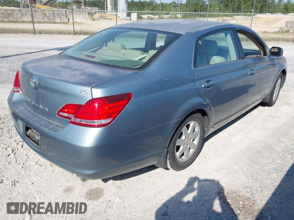 2005 Toyota Avalon XL z VIN 4T1BK36B55U032452, wystawiony jako IAAI lot #42054019 z przebiegiem 228 183 mil mil oraz . Historia ofert i sprzedaży dostępna na DreamBid. Obrazek 4.