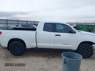 2013 Toyota Tundra z VIN 5TFRM5F19DX064236, wystawiony jako IAAI lot #41701170 z przebiegiem 147 312 mil mil oraz . Historia ofert i sprzedaży dostępna na DreamBid. Obrazek 13.