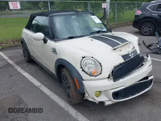 2011 MINI Convertible S z VIN WMWZP3C57BTX82937, wystawiony jako IAAI lot #42389373 z przebiegiem 60 651 mil mil oraz . Historia ofert i sprzedaży dostępna na DreamBid. Obrazek 1.