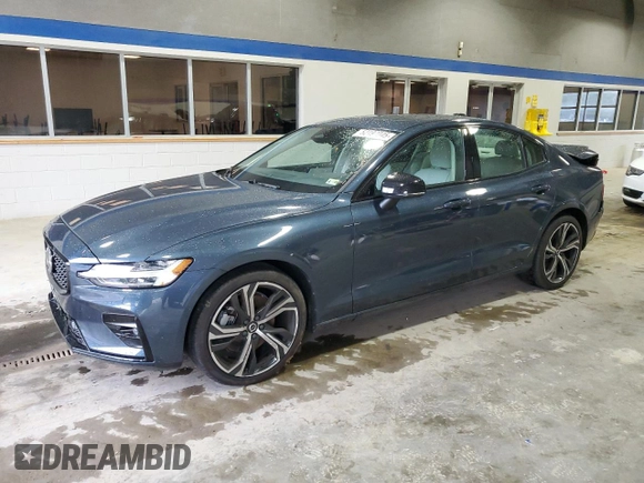 2024 Volvo S60 Plus Dark Theme z VIN 7JRL12FL7RG314435, wystawiony jako Copart lot #52197045 z przebiegiem 6 664 mil mil oraz Szkoda całkowita • Salvage title. Historia ofert i sprzedaży dostępna na DreamBid. Obrazek 1.