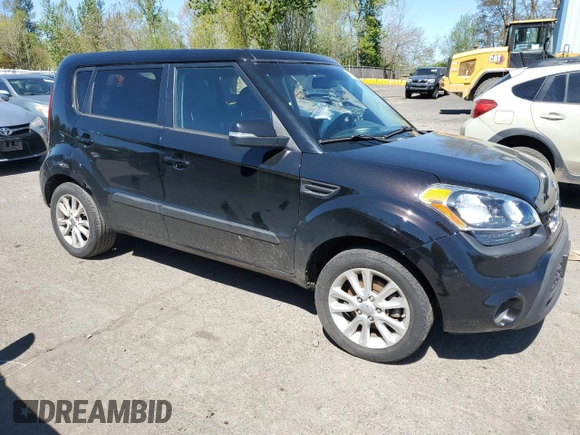 2013 Kia Soul + z VIN KNDJT2A66D7488670, wystawiony jako Copart lot #53429165 z przebiegiem 102 617 mil mil oraz Szkoda całkowita • Salvage title. Historia ofert i sprzedaży dostępna na DreamBid. Obrazek 4.