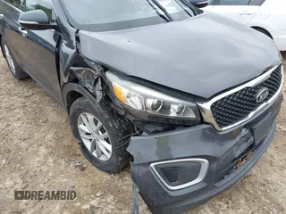2017 Kia Sorento LX z VIN 5XYPG4A33HG274938, wystawiony jako IAAI lot #42341796 z przebiegiem 153 168 mil mil oraz . Historia ofert i sprzedaży dostępna na DreamBid. Obrazek 6.