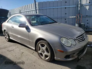 2005 Mercedes-Benz CLK 500 z VIN WDBTJ75J05F159477, wystawiony jako Copart lot #85168664 z przebiegiem 122 295 mil mil oraz Szkody całkowita. Historia ofert i sprzedaży dostępna na DreamBid. Obrazek 4.