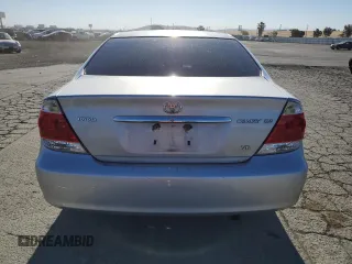 2006 Toyota Camry LE z VIN 4T1BF30K46U116549, wystawiony jako Copart lot #55606105 z przebiegiem 232 128 mil mil oraz Szkoda całkowita • Salvage title. Historia ofert i sprzedaży dostępna na DreamBid. Obrazek 6.
