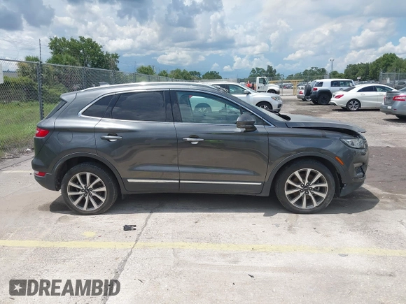 2019 Lincoln MKC Reserve z VIN 5LMCJ3C99KUL03532, wystawiony jako IAAI lot #42595874 z przebiegiem 80 875 mil mil oraz . Historia ofert i sprzedaży dostępna na DreamBid. Obrazek 13.