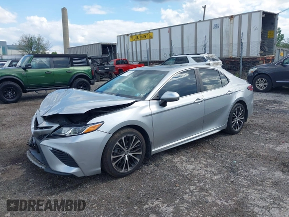 2018 Toyota Camry LE z VIN 4T1B11HK8JU649942, wystawiony jako IAAI lot #42194030 z przebiegiem 54 687 mil mil oraz . Historia ofert i sprzedaży dostępna na DreamBid. Obrazek 17.