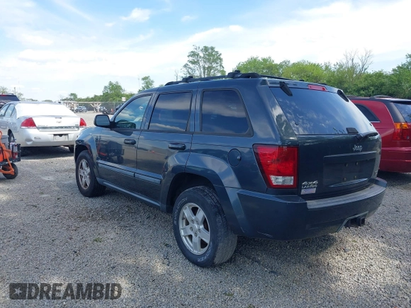 2007 Jeep Grand Cherokee Laredo z VIN 1J8HR48P57C590313, wystawiony jako IAAI lot #42306996 z przebiegiem 181 737 mil mil oraz . Historia ofert i sprzedaży dostępna na DreamBid. Obrazek 3.