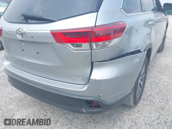 2018 Toyota Highlander SE z VIN 5TDKZRFH4JS544239, wystawiony jako IAAI lot #42429079 z przebiegiem 121 406 mil mil oraz . Historia ofert i sprzedaży dostępna na DreamBid. Obrazek 20.