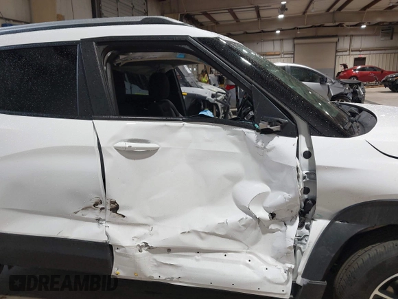 2025 Chevrolet TrailBlazer LT with VIN KL79MPSP9SB002736, listed as a IAAI auction lot 41971951 with 28,024 mi miles and . Bid and sale history available at DreamBid. Image 6.
